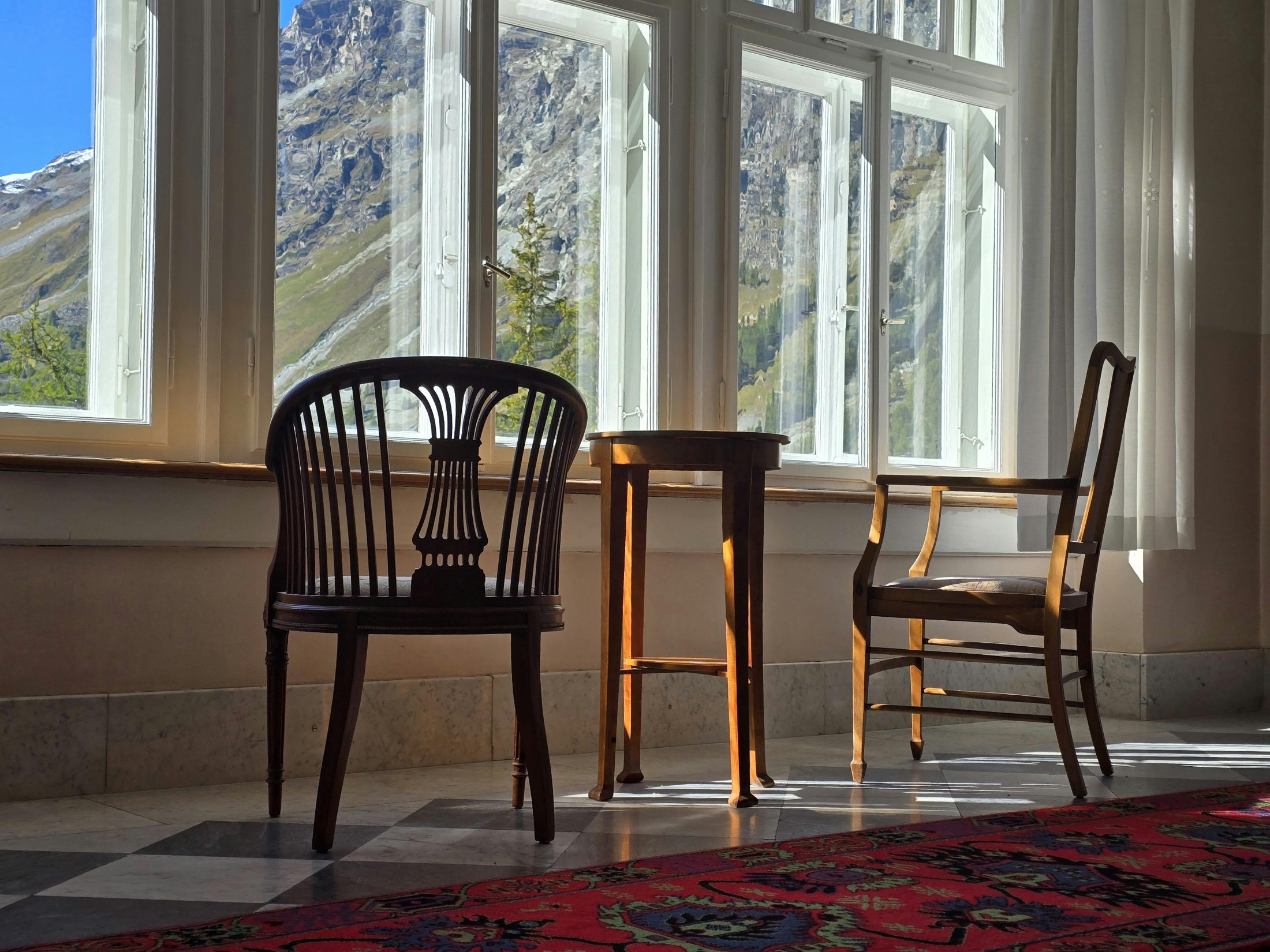 Großzügiger Salon eines Alpenhotels mit Bergblick